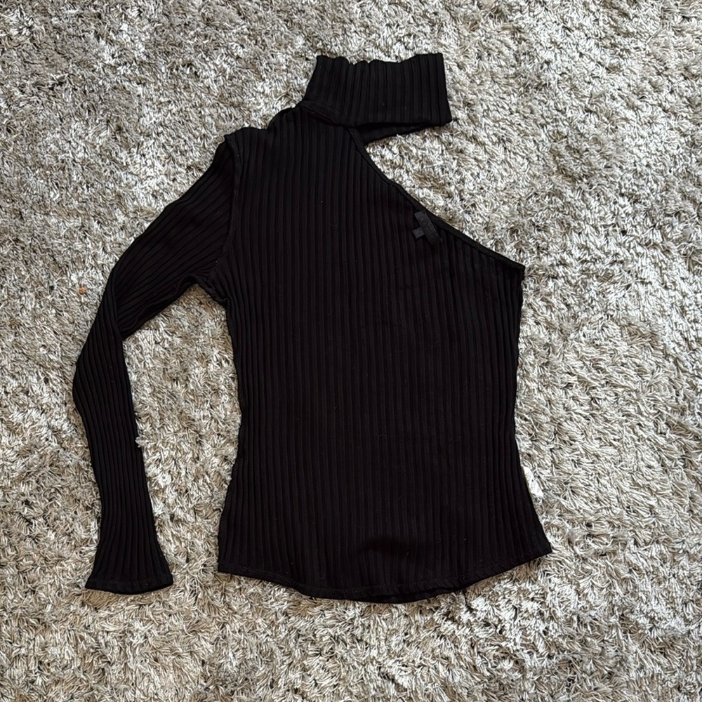 Black Ribbed One-Shoulder Top